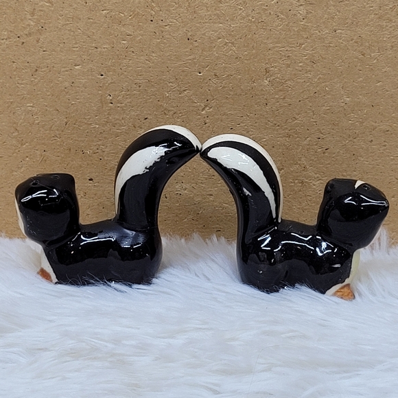 Vintage Skunk Salt & Pepper Shaker Set - Picture 3 of 4